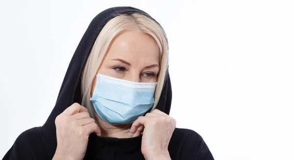Concetto di coronavirus, virus respiratorio covid-19. Donna con maschera viso . — Foto Stock