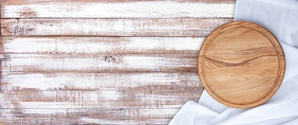 Lege pizzabord en tafelkleed op houten dektafel met servet — Stockfoto