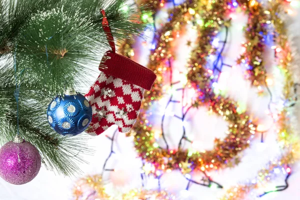 Bonne année ! Décorations du Nouvel An sur une branche d'arbre de Noël . — Photo