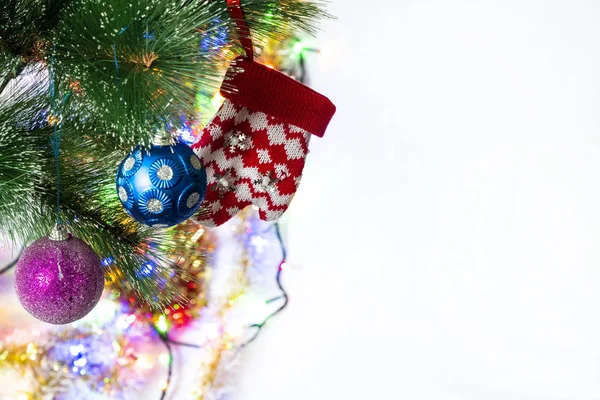 Καλή Χρονιά! Πρωτοχρονιάτικα στολίδια σε κλαδί χριστουγεννιάτικου δέντρου. — Φωτογραφία Αρχείου
