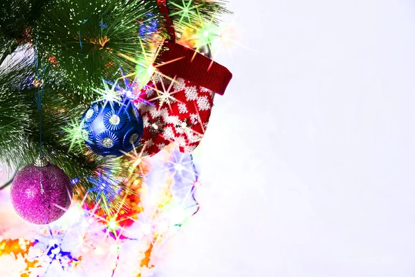 Feliz Ano Novo! Decorações de Ano Novo em um ramo de árvore de Natal . — Fotografia de Stock