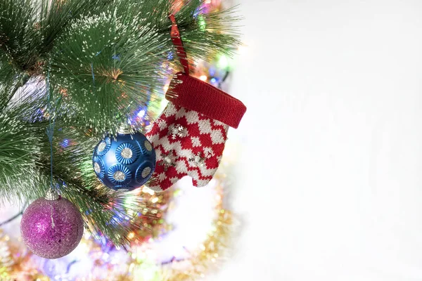 Feliz Ano Novo! Decorações de Ano Novo em um ramo de árvore de Natal . — Fotografia de Stock