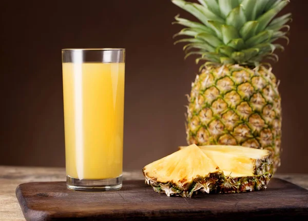 Glas Sap Hele Ananas Met Plakjes Houten Achtergrond — Stockfoto