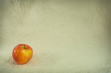 buruşuk kağıt üzerinde elma