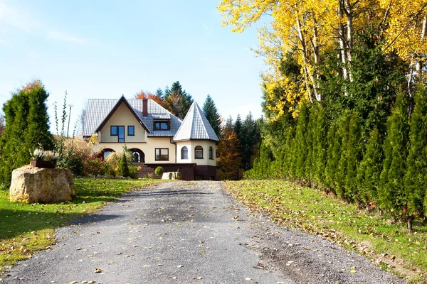 Casa Familiar Moderna Con Entrada Durante Temporada Otoño — Foto de Stock