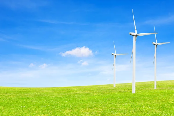 Concepto de ecología. molinos de viento, campo y hermoso cielo. Fuentes de energía renovables — Foto de Stock