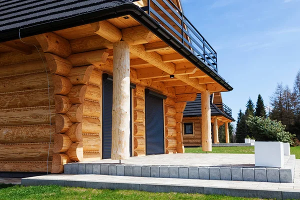 Entrada a nueva casa de madera. Una urbanización de casas de madera modernas . — Foto de Stock