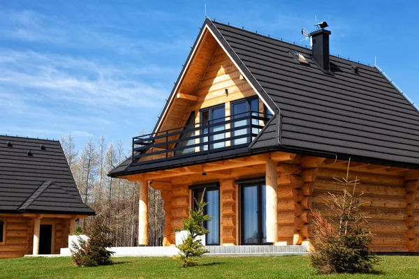 Una urbanización de casas de madera modernas . — Foto de Stock