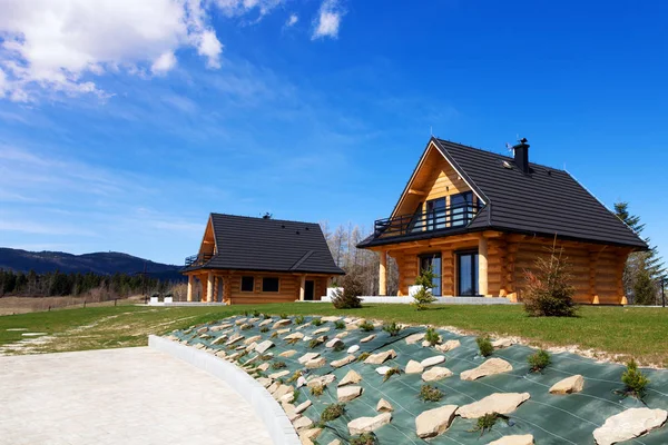 Una urbanización de casas de madera modernas . — Foto de Stock