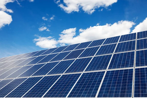 Güneş panelleri - alternatif enerji kaynağı. Çevre koruma.