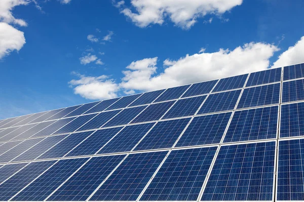 Сонячні панелі, потужність відновлюваної енергії Ліцензійні Стокові Зображення