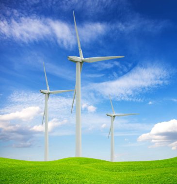 Rüzgar türbinleri, yeşil tepe ve mavi gökyüzü. Alternatif enerji kaynağı.