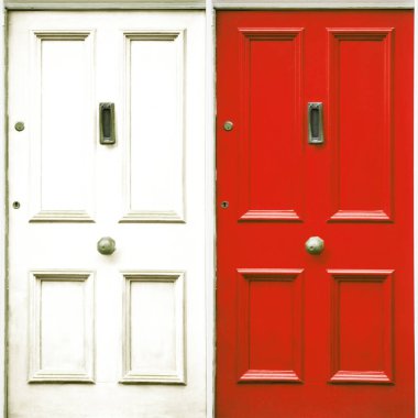 Kapı kapanışı simgeliyor. Polonya bayrağı renginde kapılar.