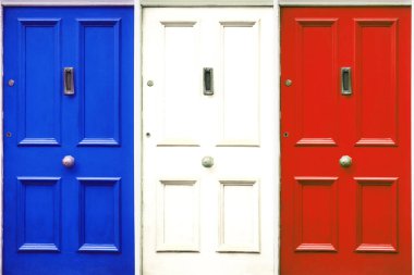 Kapı kapanışı simgeliyor. Kapı Fransa bayrağına boyanmış..