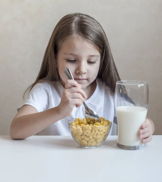 Meisje met ontbijt muesli met melk — Stockfoto