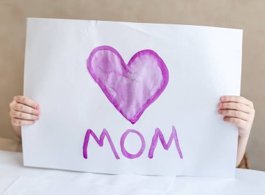 Çocuk yapma ev yapımı tebrik kartı. Küçük bir kız bir duymak boyalar