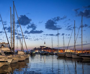 Güzel şehir Rovinj Istria, Hırvatistan gece manzarası. Eski Hırvat şehirde akşam, gece sahne su yansımaları ve renk ile tam eski binalar. Gün batımı arka plan, yerleşik yatlar