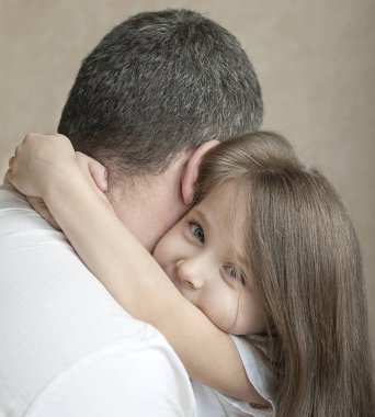 Sevimli küçük kız portresi babasının silah yaptı. Mutlu sevgi dolu aile. Baba ve kızı çocuk kızını sarılma oynarken. Şirin Bebek ve baba. Babalar günü kavramı