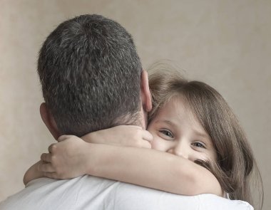 Sevimli küçük kız portresi babasının silah yaptı. Mutlu sevgi dolu aile. Baba ve kızı çocuk kızını sarılma oynarken. Şirin Bebek ve baba. Baba gün kavramı. Aile tatili ve beraberlik