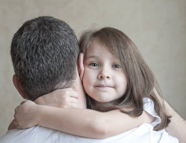 Sevimli küçük kız portresi babasının silah yaptı. Mutlu sevgi dolu aile. Baba ve kızı çocuk kızını sarılma oynarken. Şirin Bebek ve baba. Babalar günü kavramı. Aile tatilleri