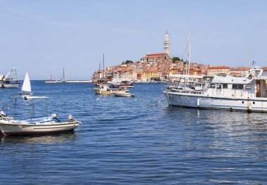 Bir yaz günü sırasında balıkçı tekneleri ile eski Merkezi liman. Ortaçağ Rovinj, Hırvatistan, Istria harika romantik parlak görünümü. Renkli evleri ve karakteristik kilise pitoresk bir beldesi