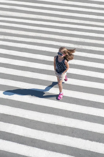 Camino de tráfico de cebra en la ciudad. Los peatones conceptuales pasan por un paso peatonal. Un niño activo. Vista superior — Foto de Stock