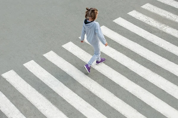 En el verano en la calle en el cruce peatonal niña — Foto de Stock