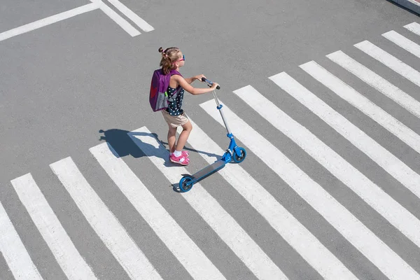 переходить дорогу с самокатом. вела через дорогу. дороги для велосипедистов. дети на самокатах через дорогу. вела через дорогу.