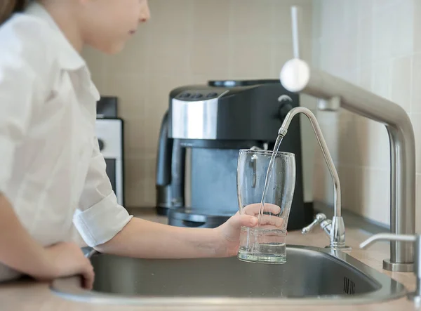 Niña Abre Grifo Agua Con Mano Sosteniendo Vaso Transparente Grifo — Foto de Stock