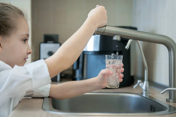 Niña Abre Grifo Agua Con Mano Sosteniendo Vaso Transparente Grifo — Foto de Stock