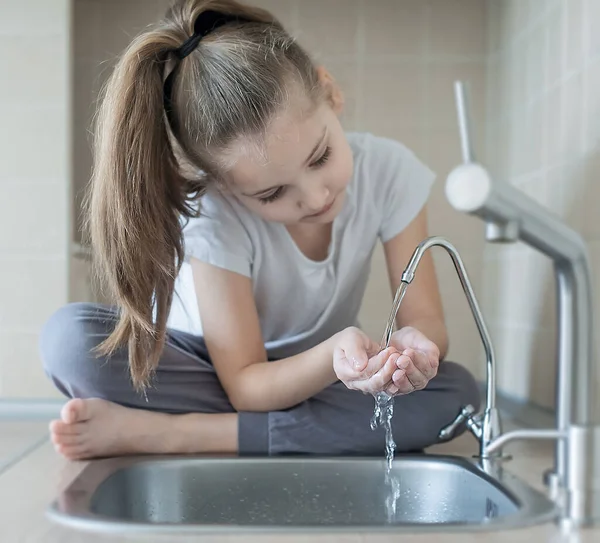 Niña Caucásica Bebiendo Agua Dulce Cocina Casa Bebé Sediento Manos —  Fotos de Stock