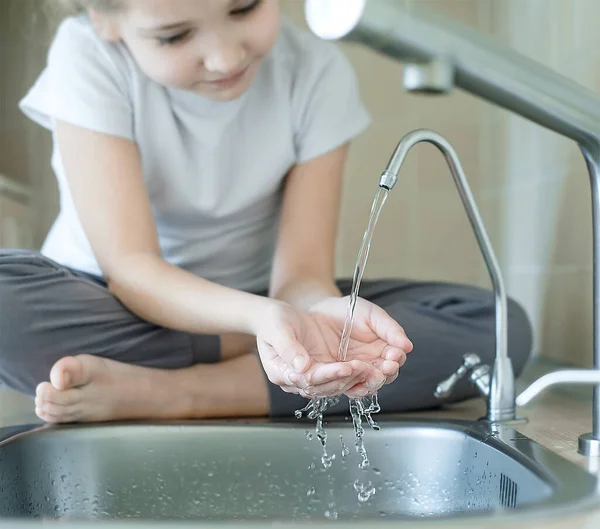 Niño Bebiendo Agua Cocina Casa Bebé Sediento Manos Abiertas Para —  Fotos de Stock