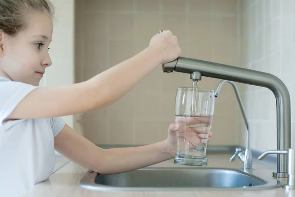 Dziecko Używa Filtra Oczyszczania Wody Pitnej Wirusy Infekcji Przez Wodę — Zdjęcie stockowe