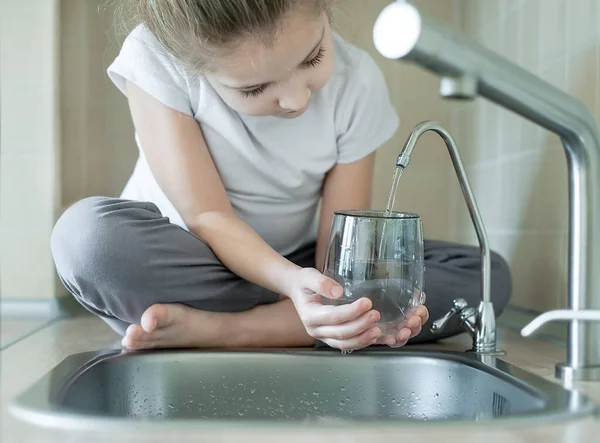 Kind Hält Ein Glas Mit Klarem Kaltem Wasser Aus Dem — Stockfoto