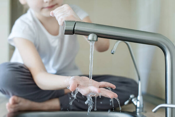 Рука для мытья детей с чистой водой. Гигиена кистей коронавируса. Корона Вирус пандемии защиты путем чистки руки часто. Фильтр для очистки питьевой воды. Загрязнение окружающей среды
