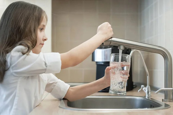 Kinder Öffnen Wasserhahn Küchenarmatur Glas Mit Sauberem Wasser Frisches Getränk — Stockfoto
