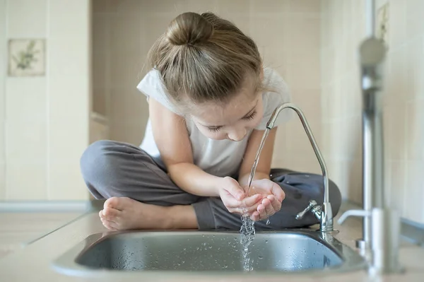 Beyaz Küçük Kız Mutfaktaki Musluktan Musluktan Içiyor Musluk Suyu Içmek — Stok fotoğraf