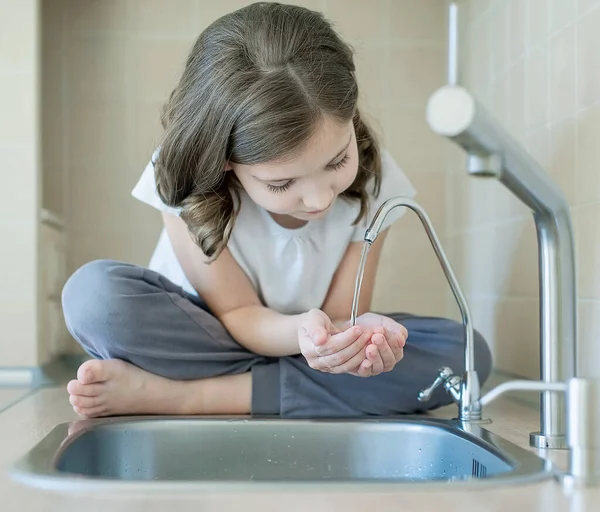 Niño Bebiendo Agua Cocina Casa Bebé Sediento Manos Abiertas Para — Foto de Stock