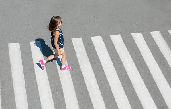 Criança Elegante Roupas Moda Está Andando Longo Travessia Cidade Verão — Fotografia de Stock