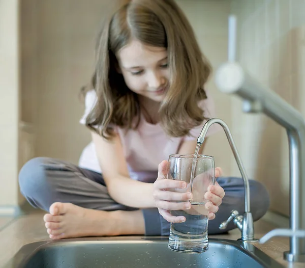 Niña Abre Grifo Agua Con Mano Sosteniendo Vaso Transparente Grifo — Foto de Stock