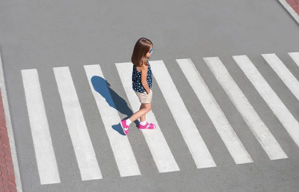 Niño Con Estilo Ropa Moda Está Caminando Largo Del Paso — Foto de Stock