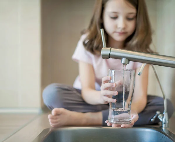 Наполнение Стекла Водопроводной Водой Современный Кран Раковина Домашней Кухне Ребенок — стоковое фото