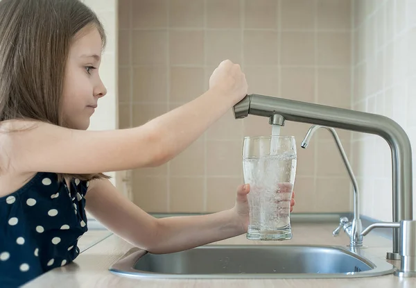 Niña Abre Grifo Agua Con Mano Sosteniendo Vaso Transparente Grifo — Foto de Stock