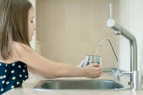 Meisje Gebruikt Filter Schoon Drinkwater Zuiveren Keukenkraan Vulling Beker Drank — Stockfoto