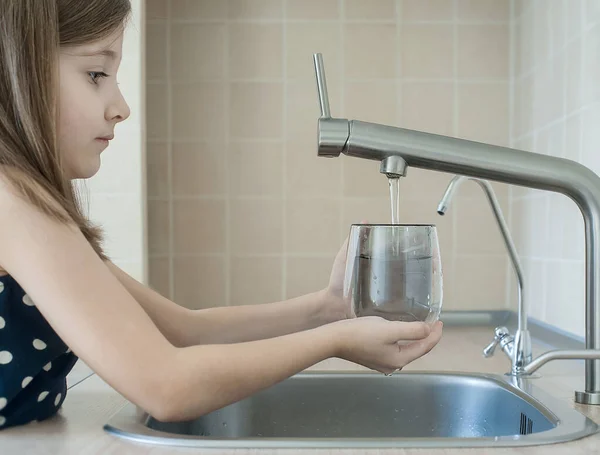 Niño Sosteniendo Vaso Bajo Chorro Agua Fría Transparente Transparente Grifo — Foto de Stock