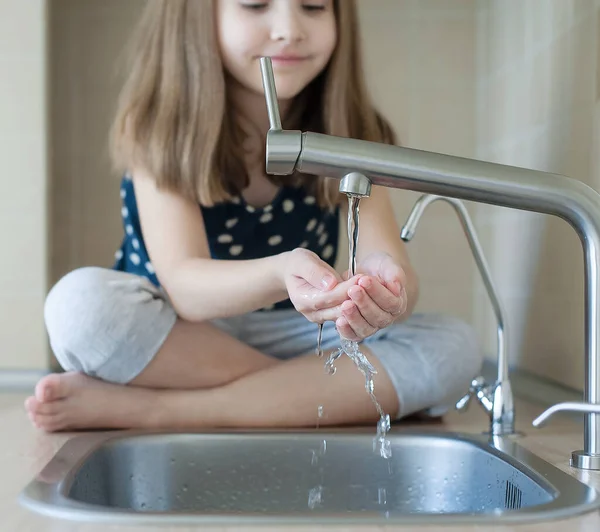 Dziecko Otwarte Kranu Wody Kurek Kuchenny Szklanka Czystej Wody Nalałem — Zdjęcie stockowe