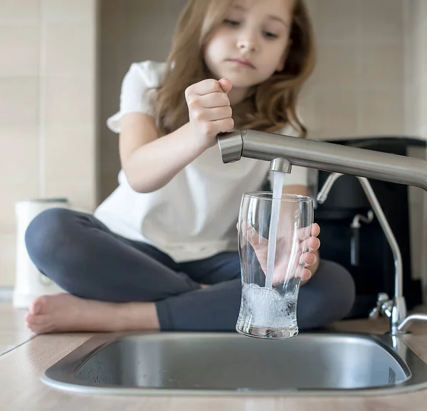 Niño Sosteniendo Vaso Bajo Chorro Agua Fría Transparente Transparente Grifo —  Fotos de Stock