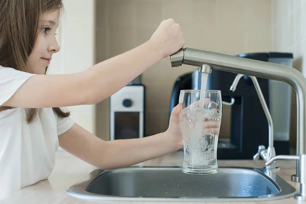 Kinder Öffnen Wasserhahn Küchenarmatur Glas Mit Sauberem Wasser Frisches Getränk — Stockfoto