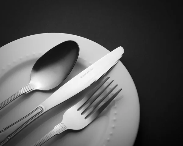Bestickset gaffel kniv och sked isolerad på vit platta kök — Stockfoto