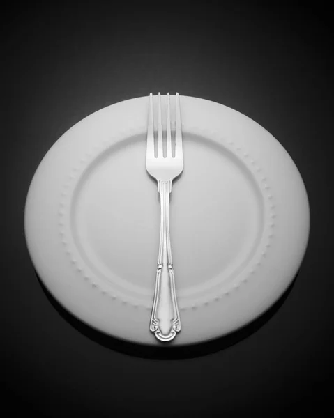 Вилка на пустой тарелке Кухонные принадлежности — стоковое фото